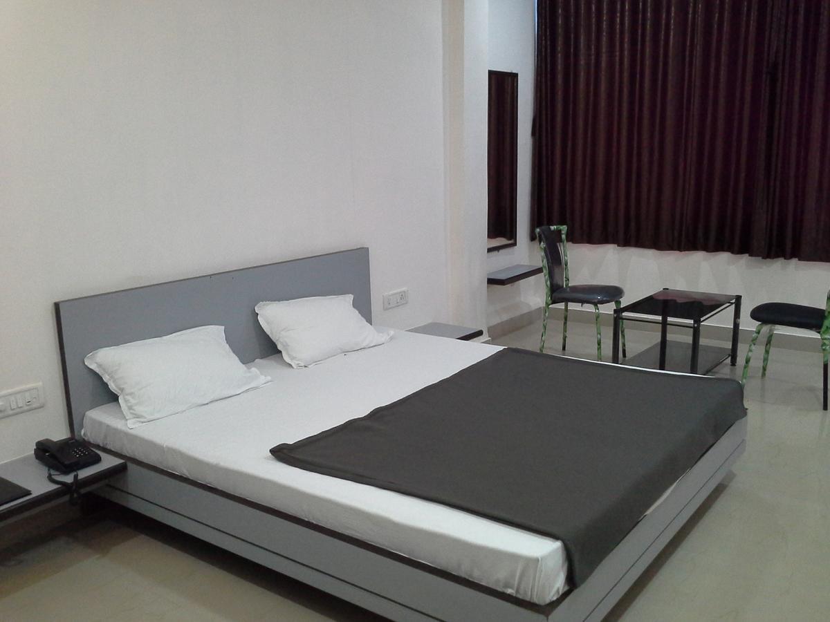 Galaxy Vaibhav Hotel Васаи Екстериор снимка