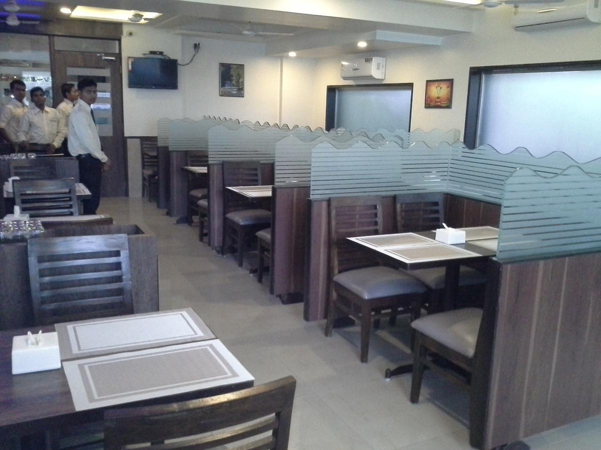 Galaxy Vaibhav Hotel Васаи Екстериор снимка