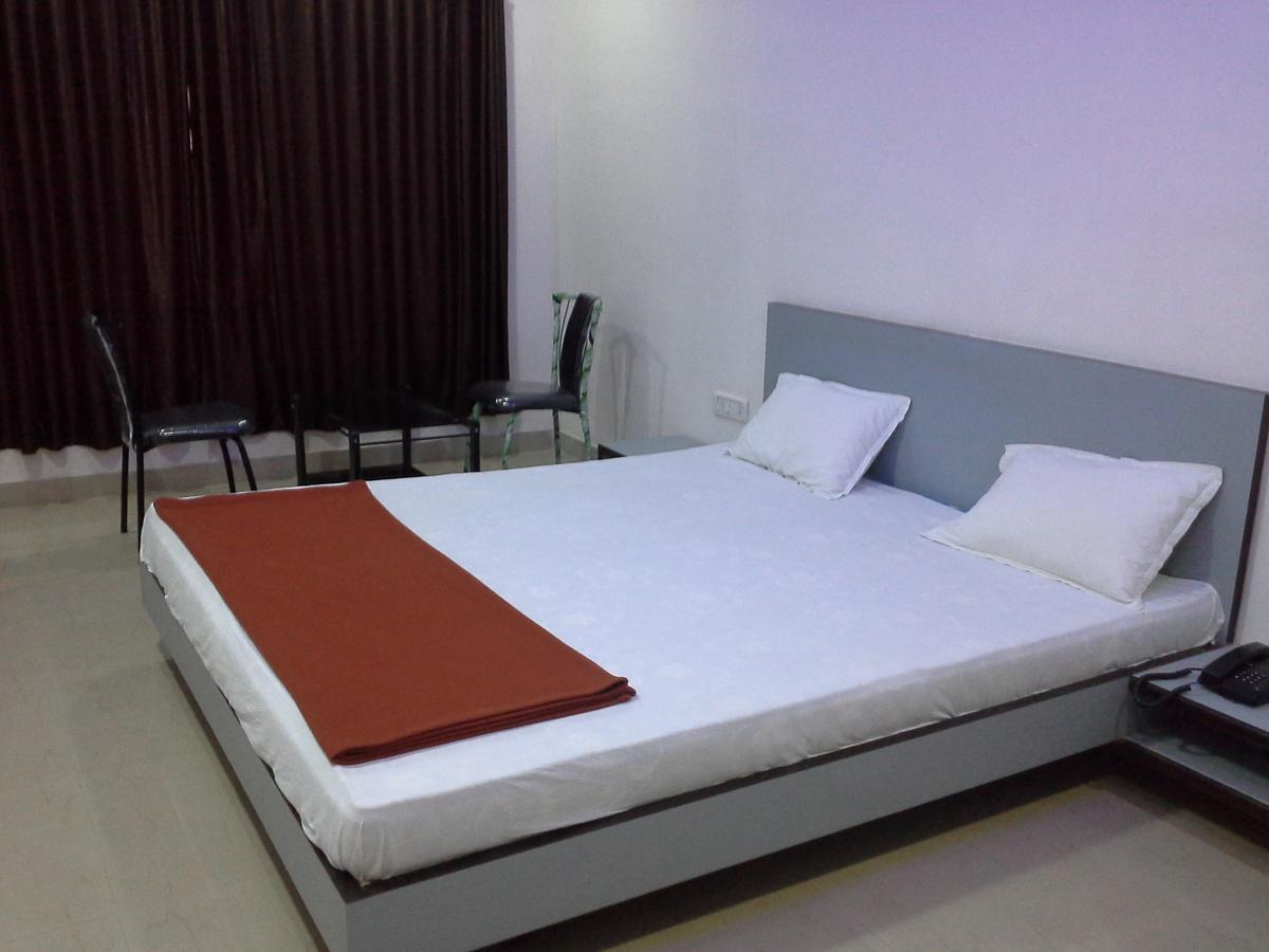Galaxy Vaibhav Hotel Васаи Екстериор снимка