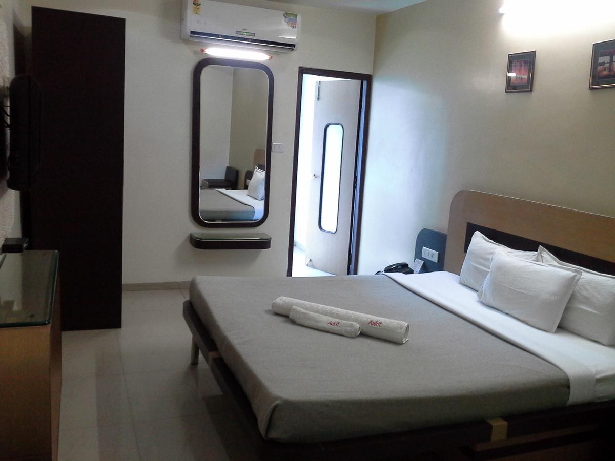 Galaxy Vaibhav Hotel Васаи Екстериор снимка